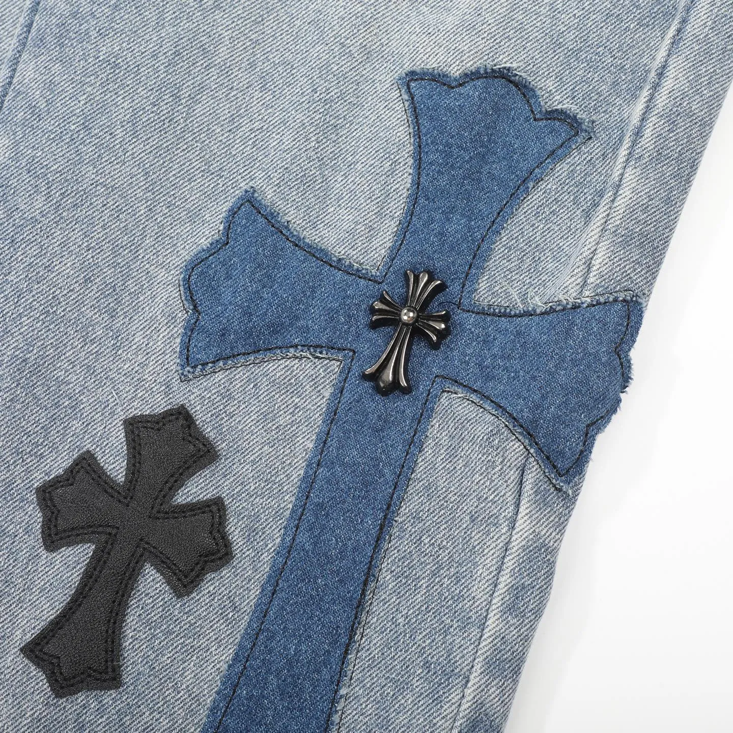 P310 Ch rare co-branded top item Chrome hearts new Chrome heart patchwork patchwork cross stitching micro-flare jeans Top-notch configuration, details are invincible! ! Cleanfit has become very popular in the past two years, and Kroxin’s consistent style is particularly high-end! ! Imported Japanese woven fabric ready-made clothes, genuine leather Crocodile leather labels and waist cloth leather tags are sewn on. The overall process is very cumbersome. The buttons on the trousers fly, rivets, back pockets, and metal decorative plates are all custom-made from molds. After they are finished, they are distressed to create a very effective effect. It has a vintage taste, and has been used by all kinds of big-name European and American celebrities. Kenijima’s cleanfit style has become popular all over the world. Top-grade hardware, pay attention to my detailed photos, the buttons are all detachable, and they are made of 925 engraved silver! ! Match as you like, suitable for both men and women ✔️✔️ Color: Blue Size: S M L XL